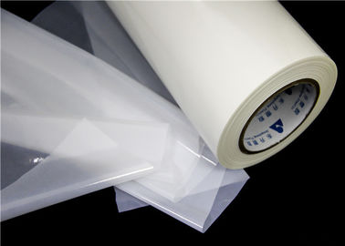 El pegamento caliente del derretimiento del PES del poliéster cubre el color translúcido blanco como la leche para la tela de la laminación