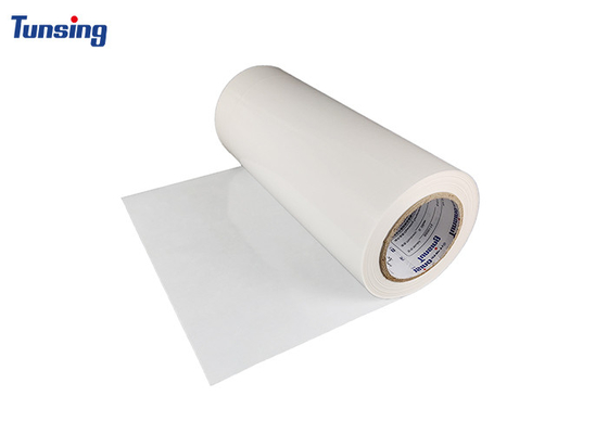 Poliéster translúcido blanco lechoso caliente del PES de la película adhesiva del derretimiento para el remiendo del bordado